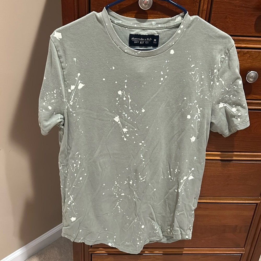 Abercrombie & Finch men’s paint splattered tee shirt, green, size medium, NWOT